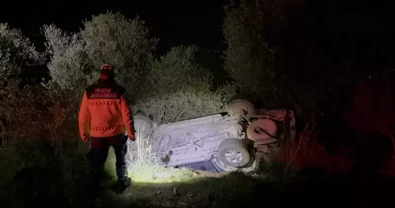 Bursa da alkollü sürücünün kullandığı otomobil, zeytinliğe uçtu