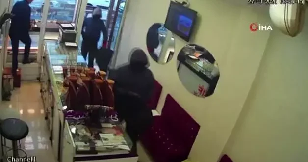 Diyarbakır’da silahla kuyumcu soygunu kamerada: Yaklaşık 1,5 kilo altın çalıp kayıplara karıştılar