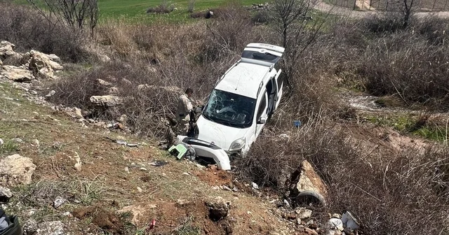 Hafif ticari araç şarampole girdi: 4 yaralı Adıyaman Haberleri