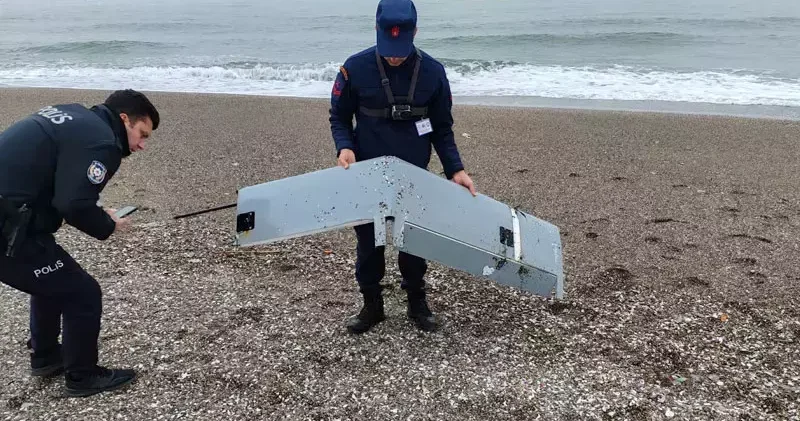Sakarya da deniz kıyısında insansız hava aracı parçaları bulundu