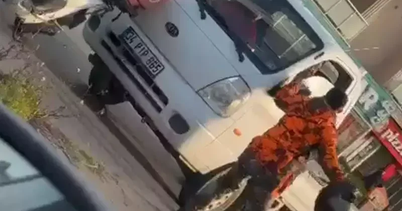 Maltepe’de tartıştığı sürücünün camını kaskla kıran motosikletli kamerada