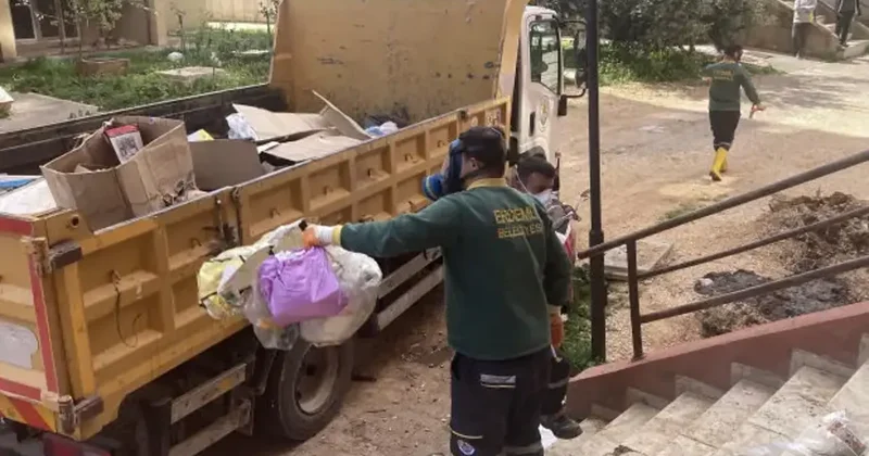Gaz maskesiyle girdiler! Yaşlı kadının evinden 7 kamyon çöp çıktı