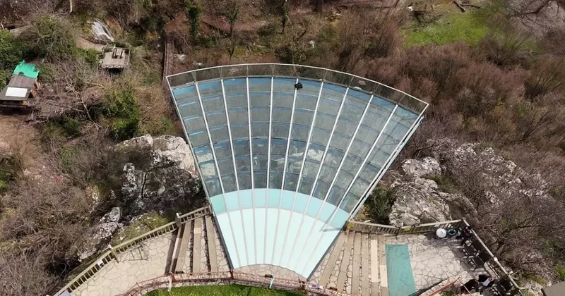 Genç kız 80 metre yüksekliğindeki cam terastan kendini boşluğa bıraktı