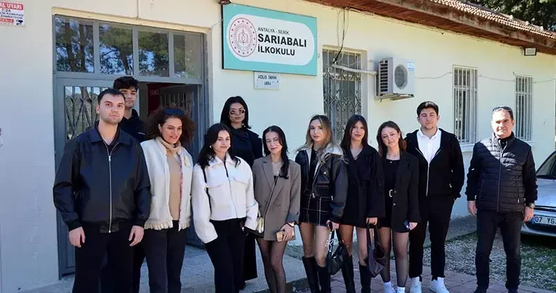 Üniversite öğrencileri ilkokulun kapılarını boyadı, kırık camlarını değiştirdi, kütüphane oluşturdu