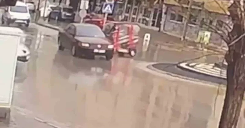 Otomobille çarpışan üç tekerlekli elektrikli bisiklet devrildi: 1 yaralı