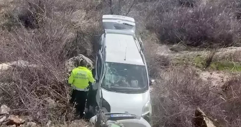 Adıyaman da hafif ticari araç devrildi: 4 yaralı