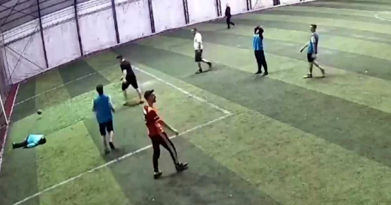Halı sahada göğsüne top çarptı: Hayatını kaybetti