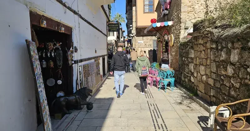 Müstehcen heykelcik’ şikayeti ile tarihi semtte 2 yıldır uygulanmayan karar hayata geçti