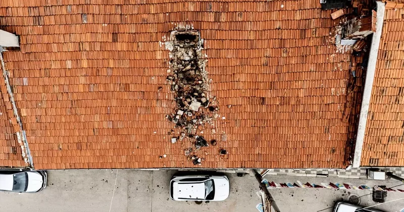 Çürüyen baca otomobilin üzerine yıkıldı