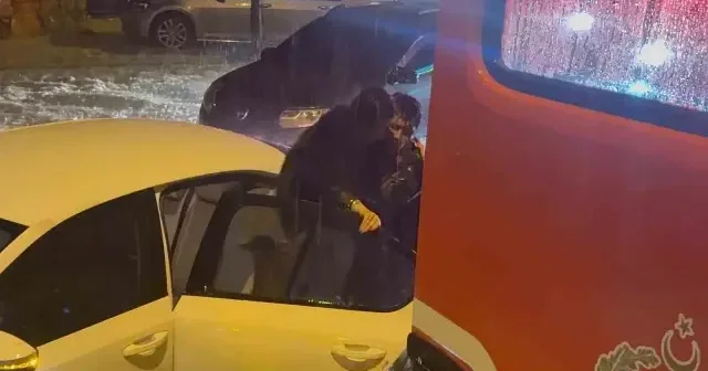 Hatay da şiddetli yağış sele döndü araçlarında mahsur kalan vatandaşları itfaiye böyle kurtardı VİDEO İZLE