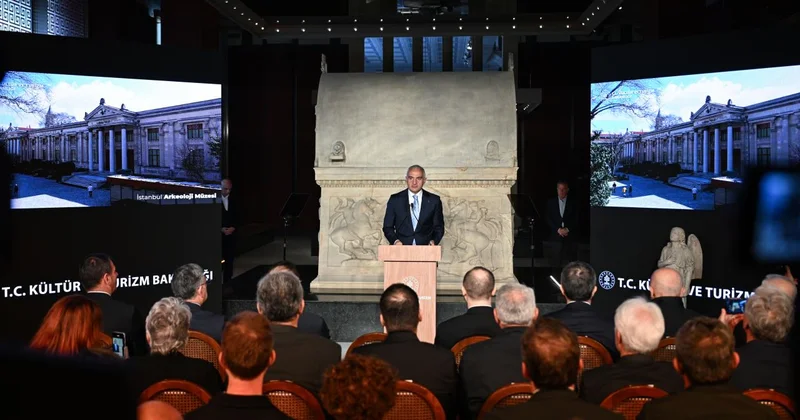 Bakan Ersoy, Melek heykeli ni Fener Rum Patrikhanesine teslim etti