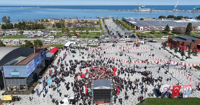 İstiklal Meydanı na görkemli açılış İstiklal Meydanı, Uçan Sinema ve Tanıtım Merkezi törenle hizmete girdi Samsun Haberleri