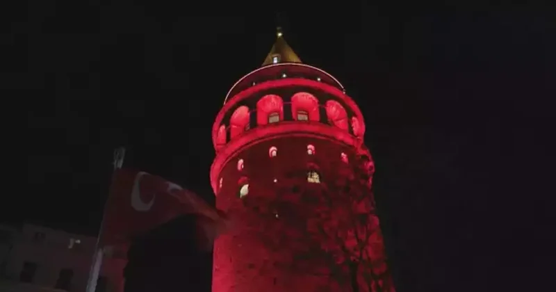 Galata Kulesi nde anlamlı anlar: Kırmızı ışıkla aydınlatıldı!