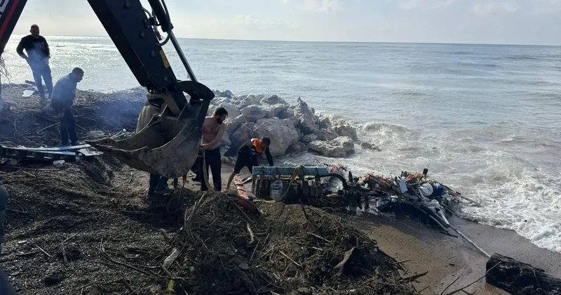 Antalya da kayalıklara çarpan tekne parçalandı