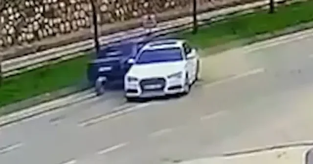 El freni çekilmeyip kayan araç kazaya neden oldu VİDEO İZLE