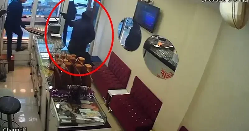 Kuyumcu dükkanına giren maskeli şüpheliler, 1 kilo altını gasbedip kaçtı