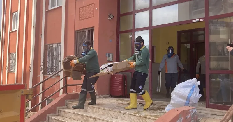 Mersin de çöp ev operasyonu! Ekipler gaz maskesiyle girebildi: Tam 7 kamyon dolusu...