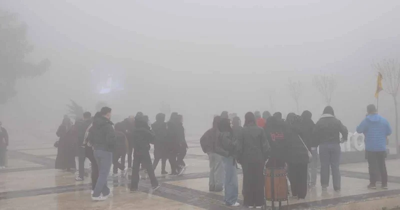 Şehri sis bürüdü! Araç farlarını yakıp ilerlediler