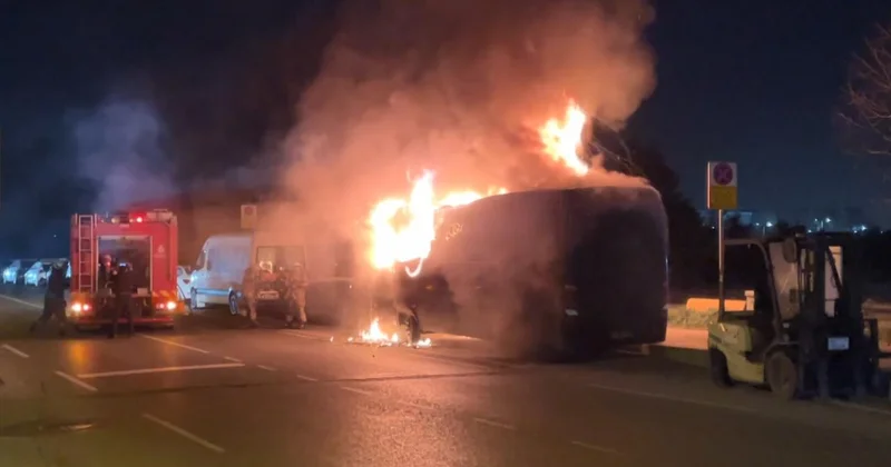 Kağıthane de park halindeki minibüs yandı