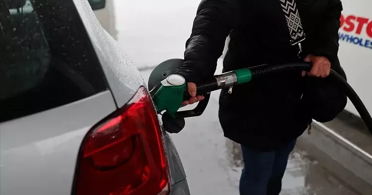 İndirim sonrası sınıra akın ettiler! Ucuz yakıt için ülke değiştiriyorlar