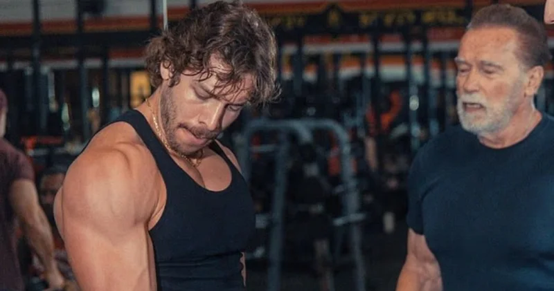 Arnold Schwarzenegger hizmetçisinden olan oğlu Joseph Baena nın ilk vücut geliştirme yarışması için hazırlanmasına yardım etti