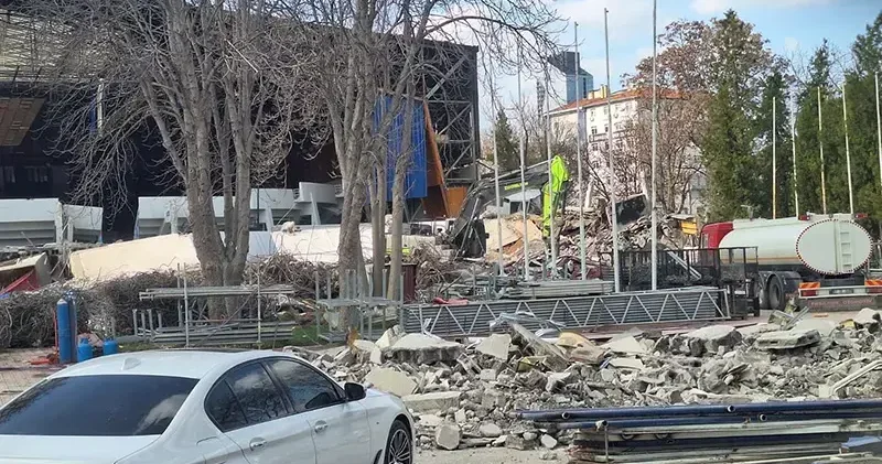 Ankara da spor salonunun kontrollü yıkımı sırasında duvar çöktü