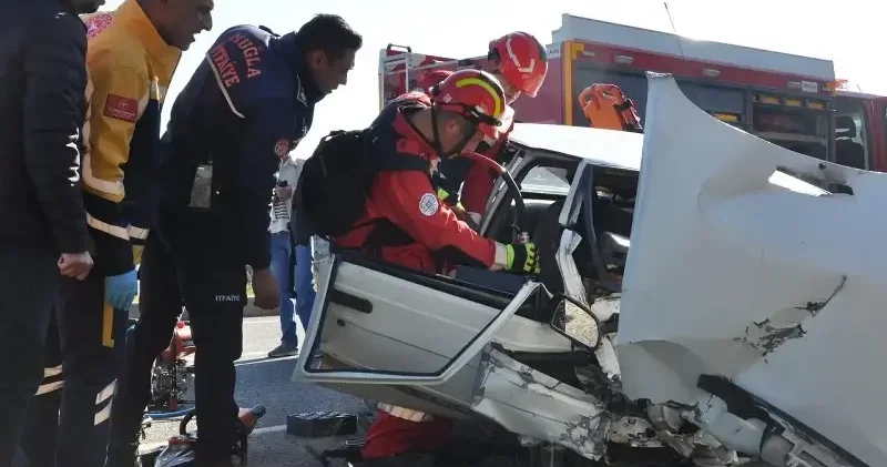 Tabelaya çarpan araçta can pazarı: İtfaiyeden hayati müdahale Muğla Haberleri