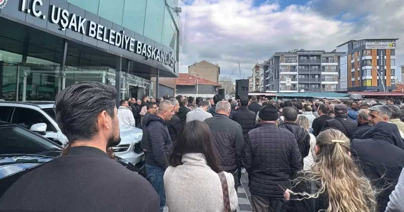 Uşak Belediyesi önünde demokrasi nöbeti başlatıldı!