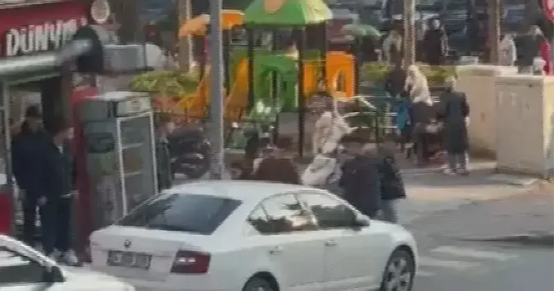 İstanbul da korku dolu anlar: Etrafa rastgele bıçakla saldırdı İstanbul Haberleri