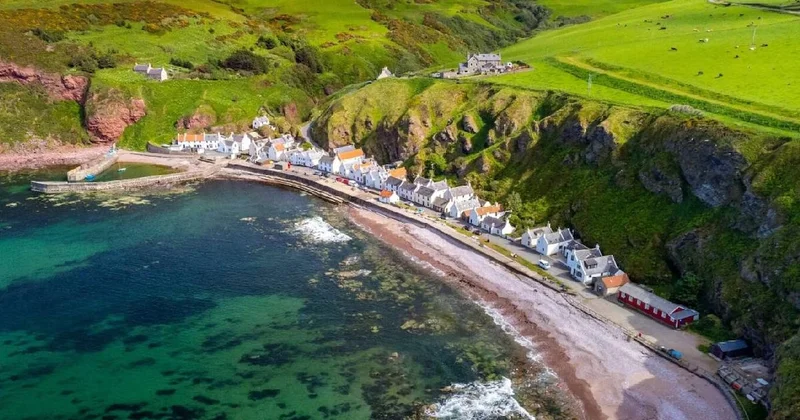 Tek sıra halinde dizilmiş köy: Gören hayran kalıyor Sözcü Gazetesi