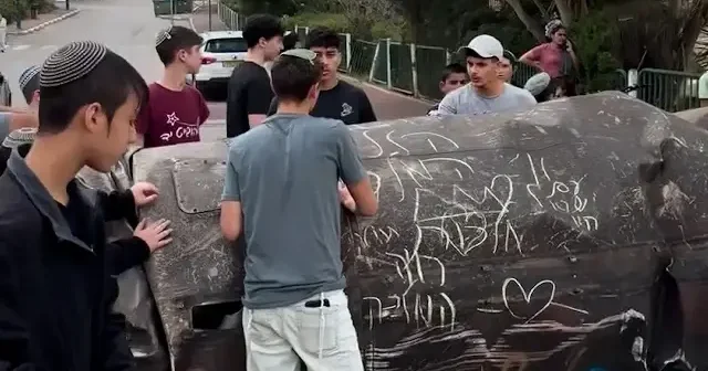 Yahudi işgalcilerin çocukları roket enkazıyla oynadı VİDEO İZLE