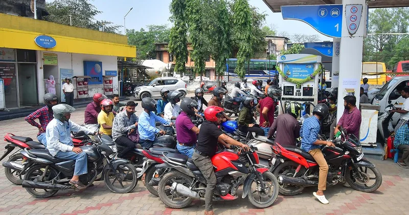 Asya da günlük yaşamı durma noktasında: Karneyle yakıt dönemi