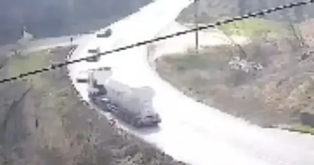 Karşı şeride geçen tanker 2 otomobille çarpıştı VİDEO İZLE