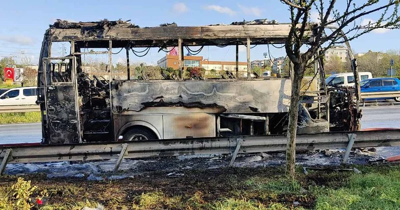 Servis midibüsü alev alev yandı: Geriye demir yığını kaldı
