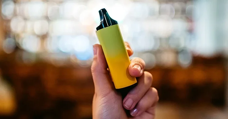 “Elektronik sigara, klasik sigaraya kıyasla daha düşük risk taşıyabilir”