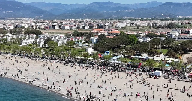 Edremit Belediyesi Geleneksel Uçurtma Şenliği yapıldı Edremit te gökyüzü uçurtmalarla renklendi Balıkesir Haberleri