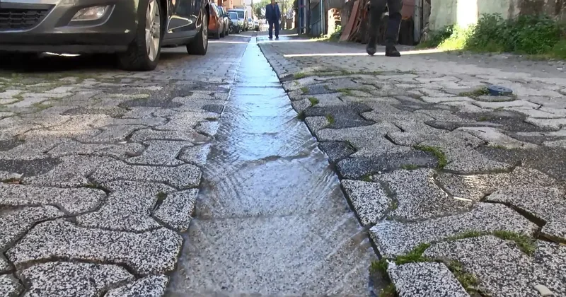 Ataşehir’de şebeke suyunu taşıyan boru patladı; 1 haftadır akıyor parası bizden çıkıyor