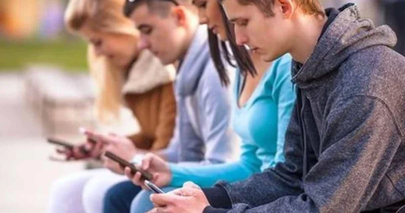 Dijital çağın sinsi salgını: Telefon başında boynunuza 27 kilo yük biniyor!