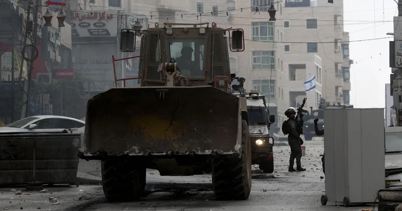İşgalci İsrail ordusu Kudüs teki Kalendiya Mülteci Kampı na baskın düzenleyerek bazı evlere el koydu