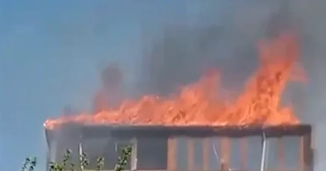 Kocaeli de 5 katlı apartmanın çatısında yangın çıktı VİDEO İZLE