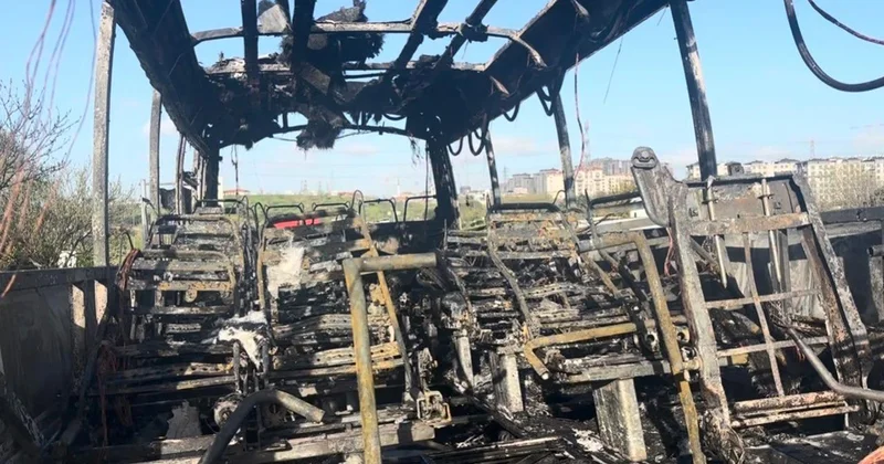 Seyir halindeyken yanan midibüs demir yığınına döndü