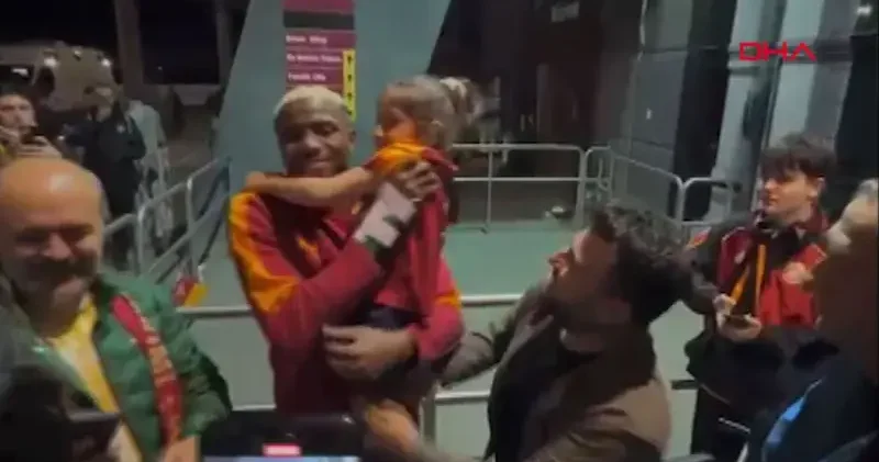 Osimhen, minik İkra yı sevindirdi