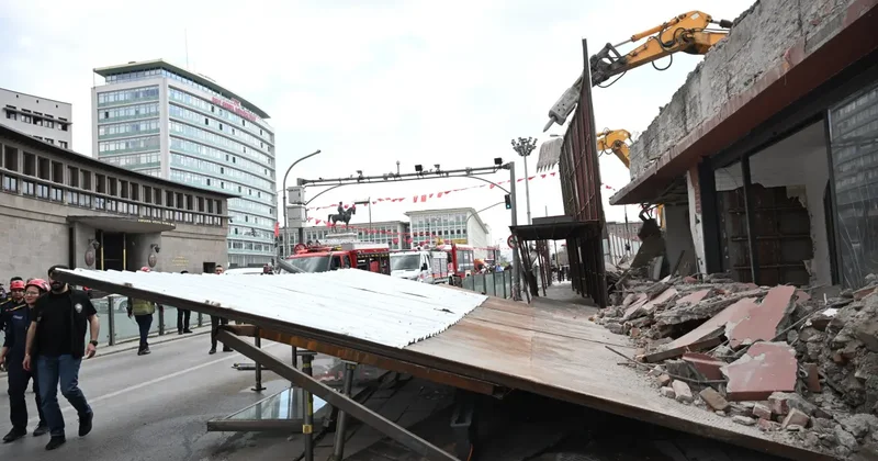 Ankara da binanın önündeki platform yıkıldı: 3 yaralı