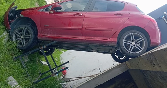 Şarampole uçan otomobil dik kaldı: 1 yaralı Elazığ Haberleri