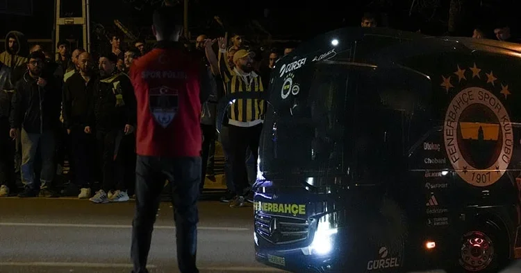 Derbi sonrası Samandıra karıştı! Fenerbahçe taraftarı otobüsü taşladı