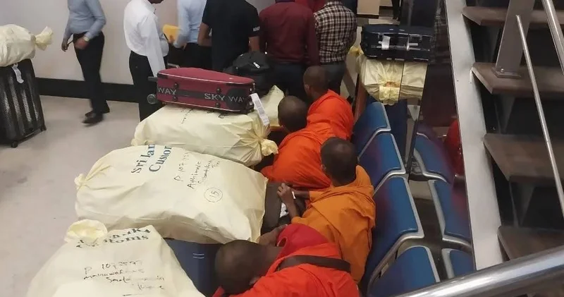 Budist keşişler havalimanında yakalandı! 110 kilo uyuşturucu taşımışlar