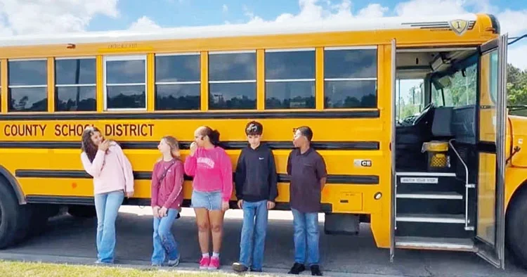 Şoför bayıldı, otobüsü öğrenciler durdurdu