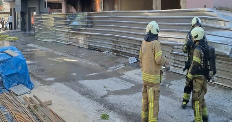 Kartal’da 4 katlı binada yangın: Alevler metrelerce yükseldi!