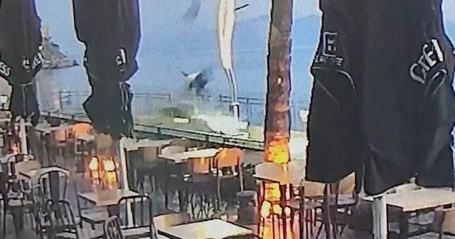 Kuşadası nda alkollü sürücünün çarptığı elektrikli scooter sürücüsü öldü Otomobilin çarptığı şahıs havada taklalar atarak savruldu Aydın Haberleri