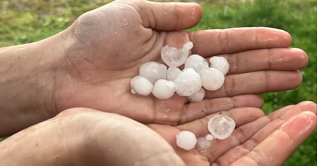 Erik büyüklüğündeki doluların isabet ettiği vatandaşlar panik yaşadı Hatay Haberleri